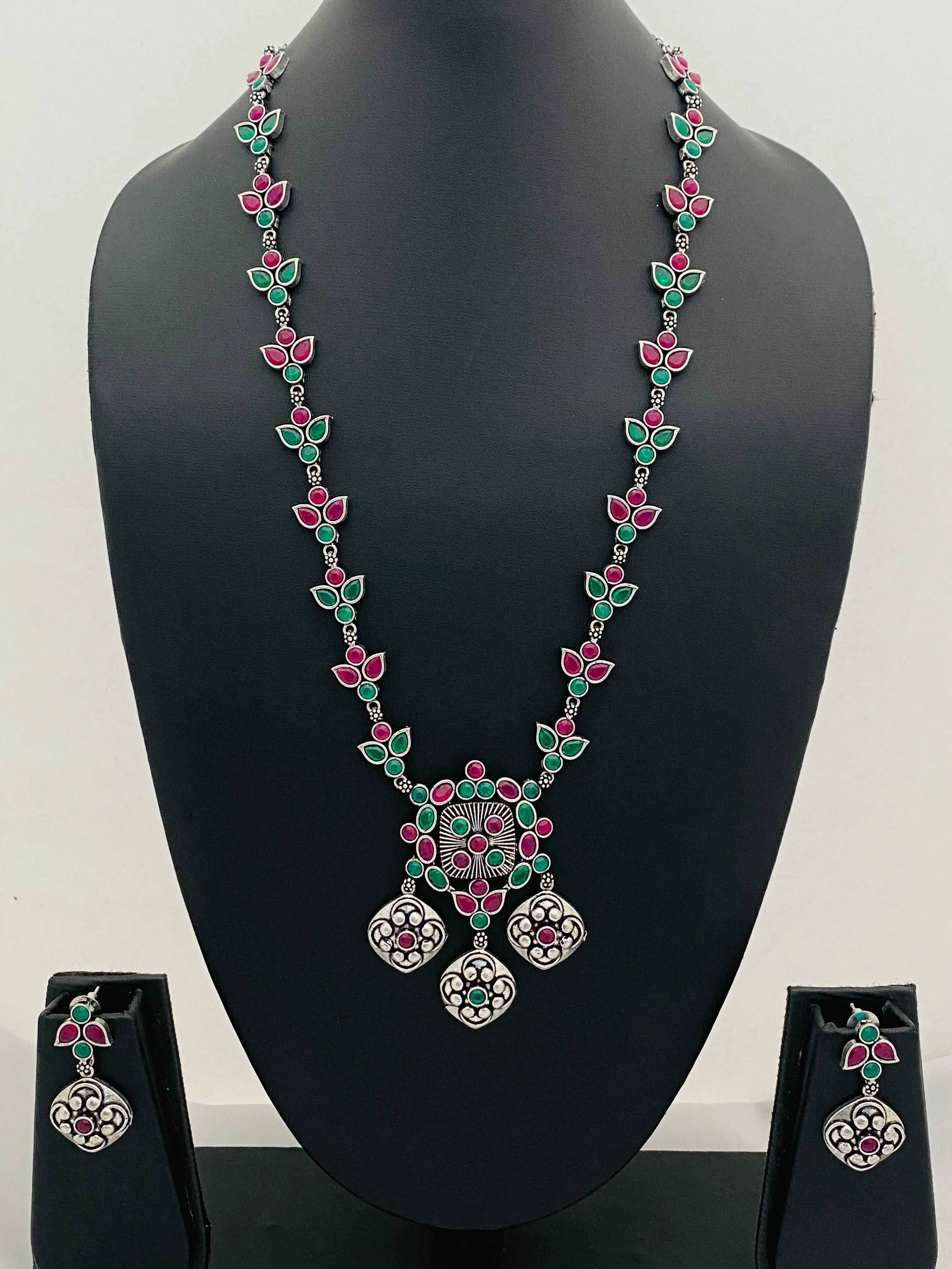 Fascinating Vintage Style Emerald And Ruby Stone Beaded Silver Toned Oxidized Necklace With Earrings