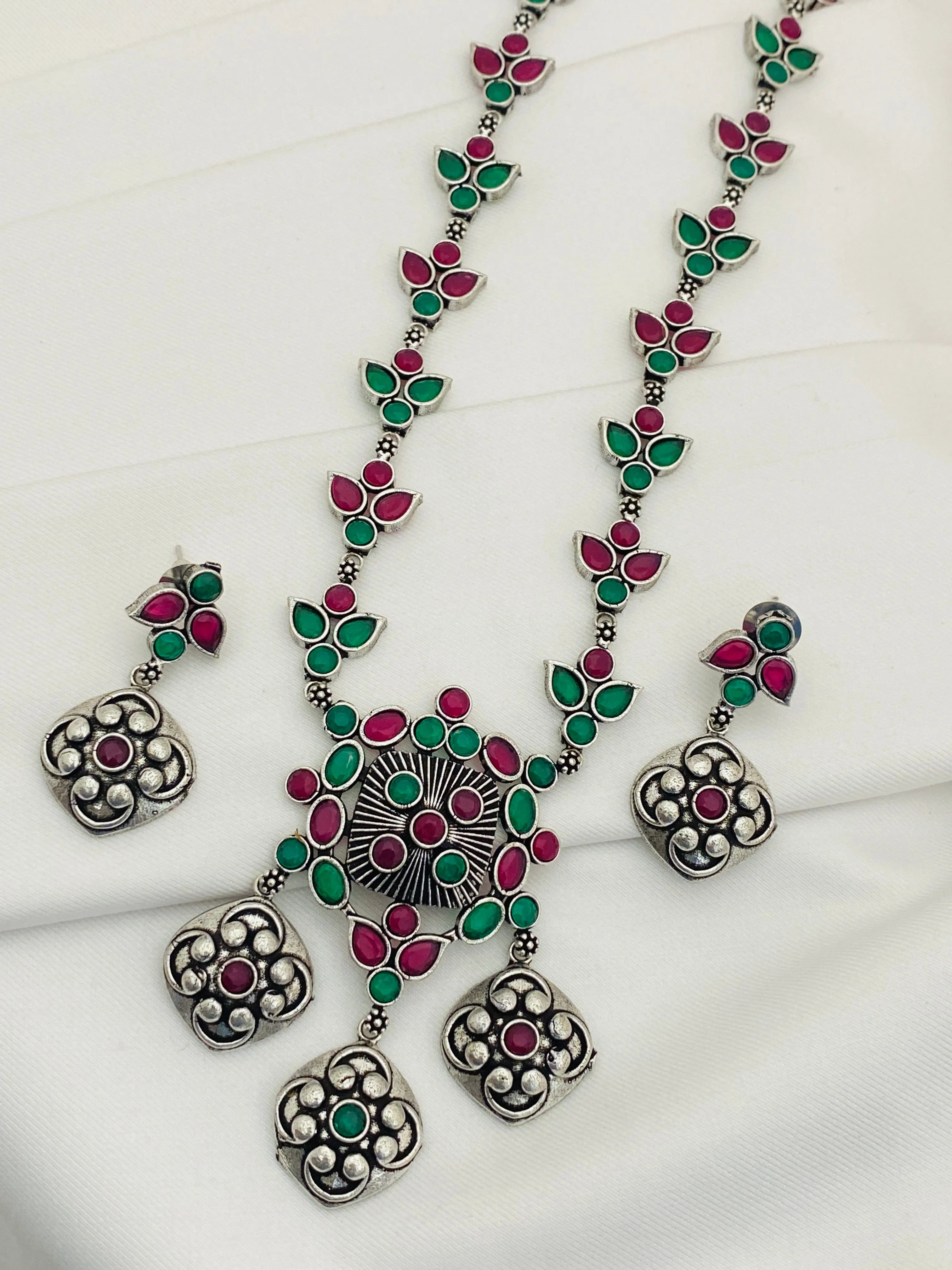 Fascinating Vintage Style Emerald And Ruby Stone Beaded Silver Toned Oxidized Necklace With Earrings