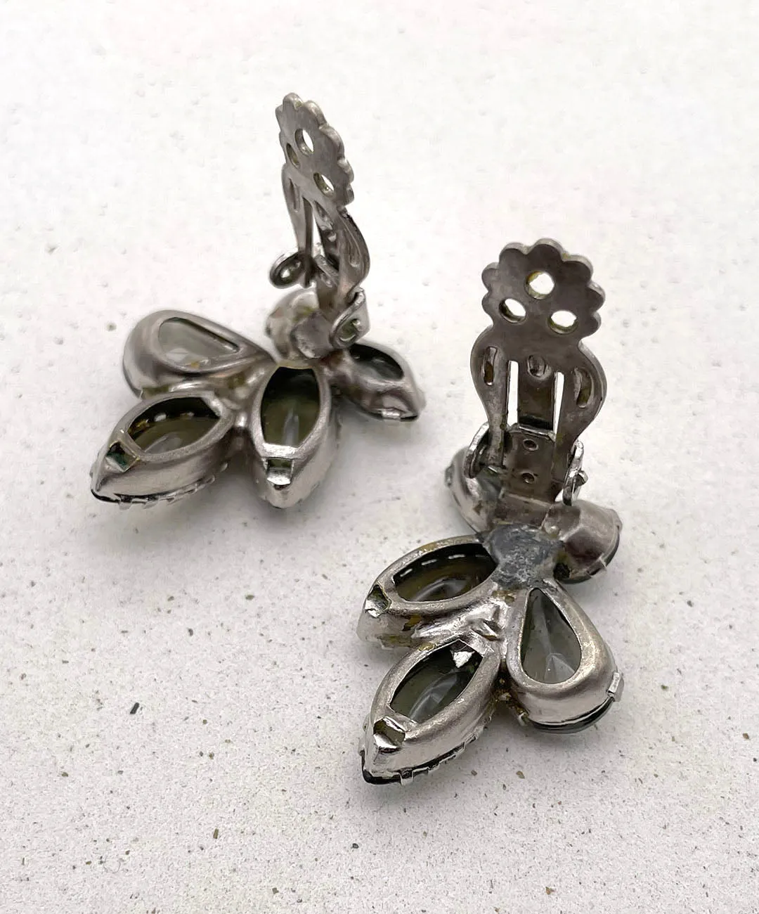 【USA輸入】ヴィンテージ カーキグレー ビジュー イヤリング/Vintage Khaki Gray Aurora Clip On Earrings